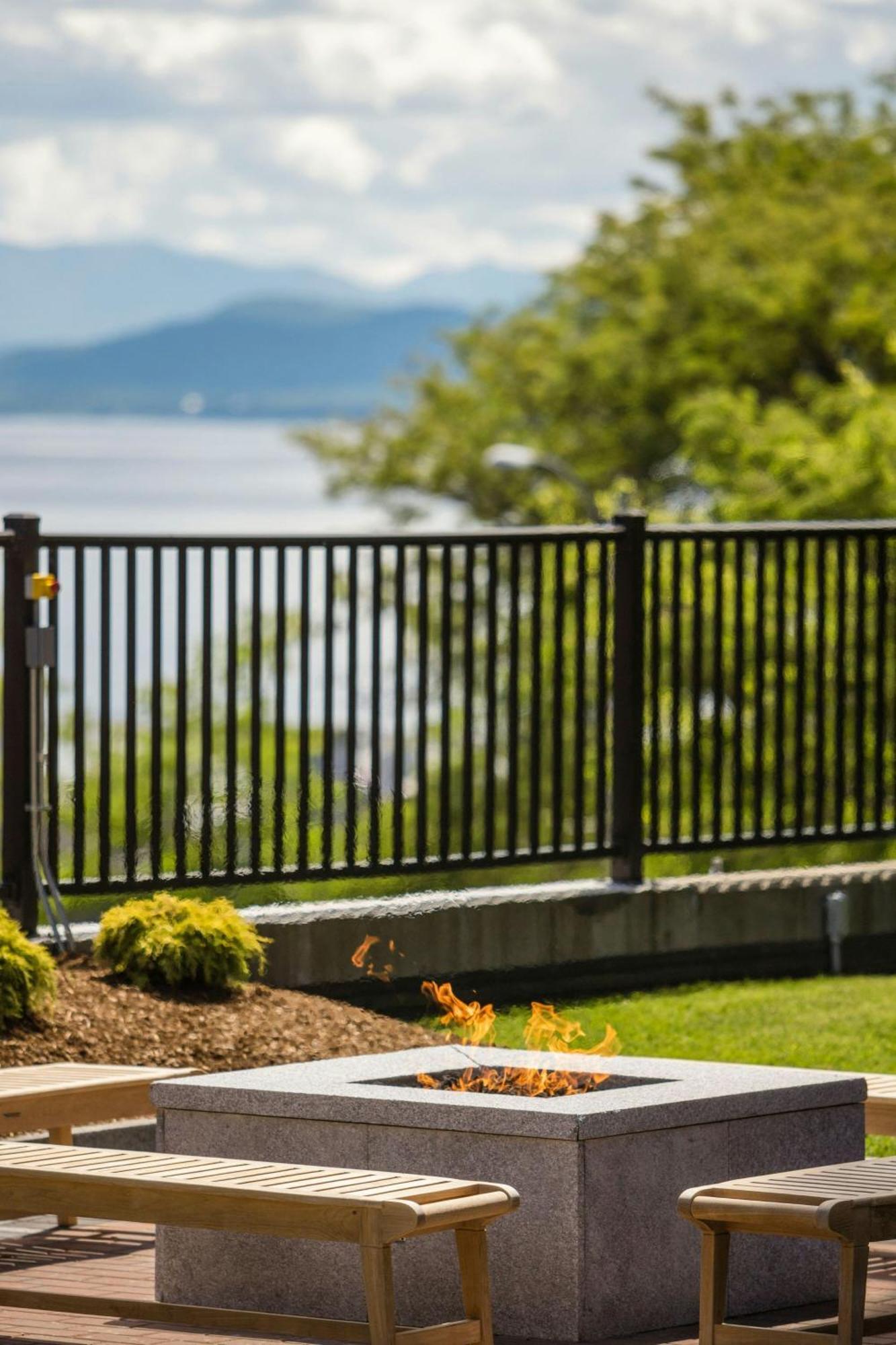 Hotel Courtyard Burlington Harbor Esterno foto